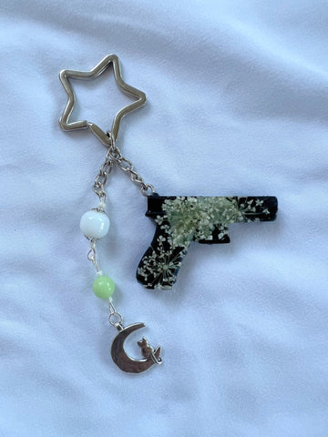 queen anne's lace gun keychain